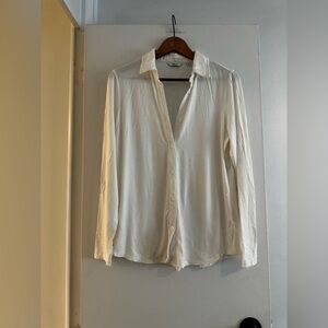 NWOT Reitman’s Women’s Cream/White Lightweight button up blouse